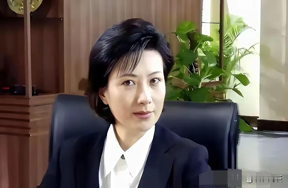 岁月格外眷顾这位女演员，年纪越大越凸显独特美感。
论颜值不输朱琳，身上的独特魅力