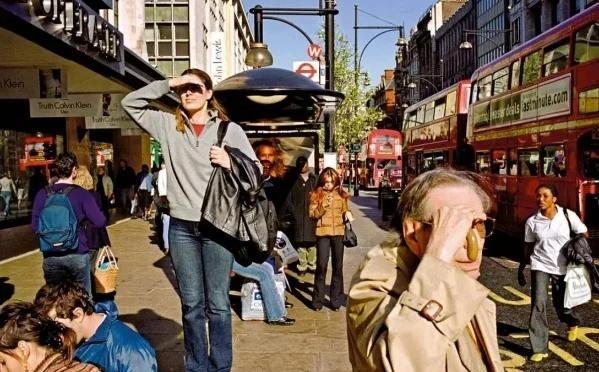 一位英国华人曾表示，在英国，一个挖掘机司机每个月的工资是1500英镑，而在这里一