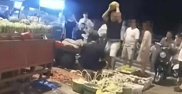 宁波一个夜市里，一对夫妻跟水果摊主起了冲突，两口子连续拿西瓜、葡萄往摊主头上砸。