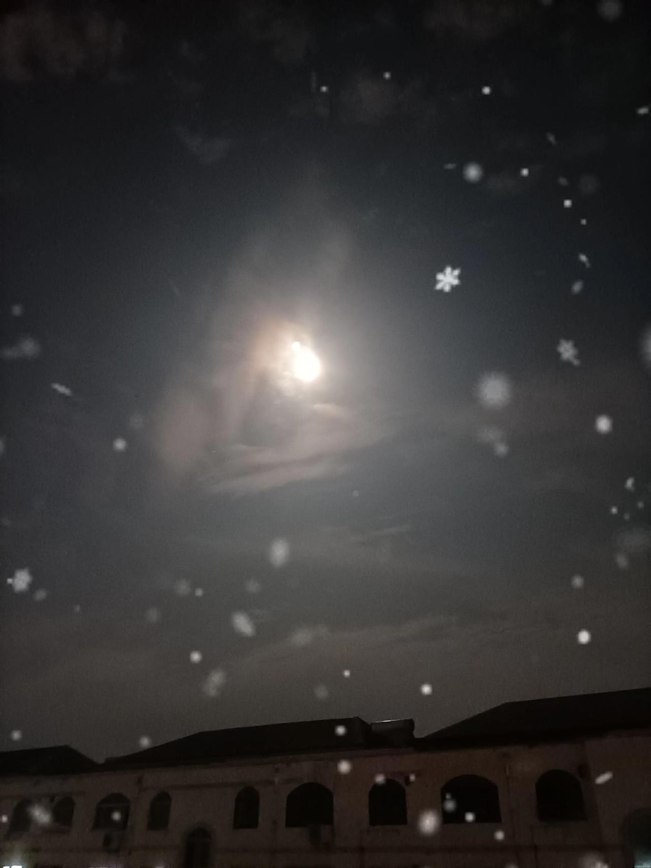 云漫清宵，月落人间，晚风携着温柔漫过窗前。夜空满月景 夜空中最亮的月亮