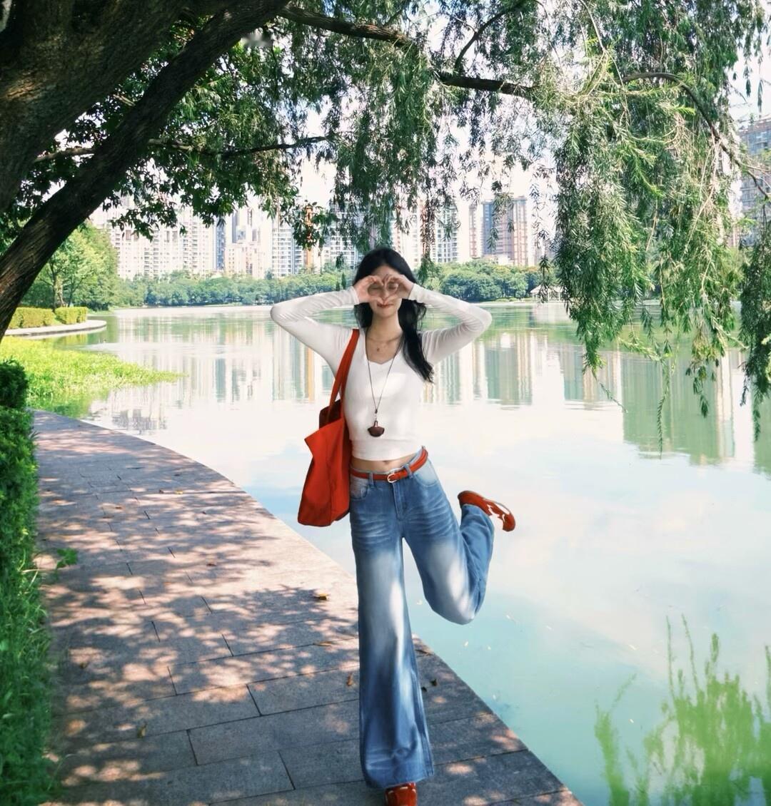 阳光洒落，树影婆娑，湖畔漫步，悠然自得。🌞🌳💦