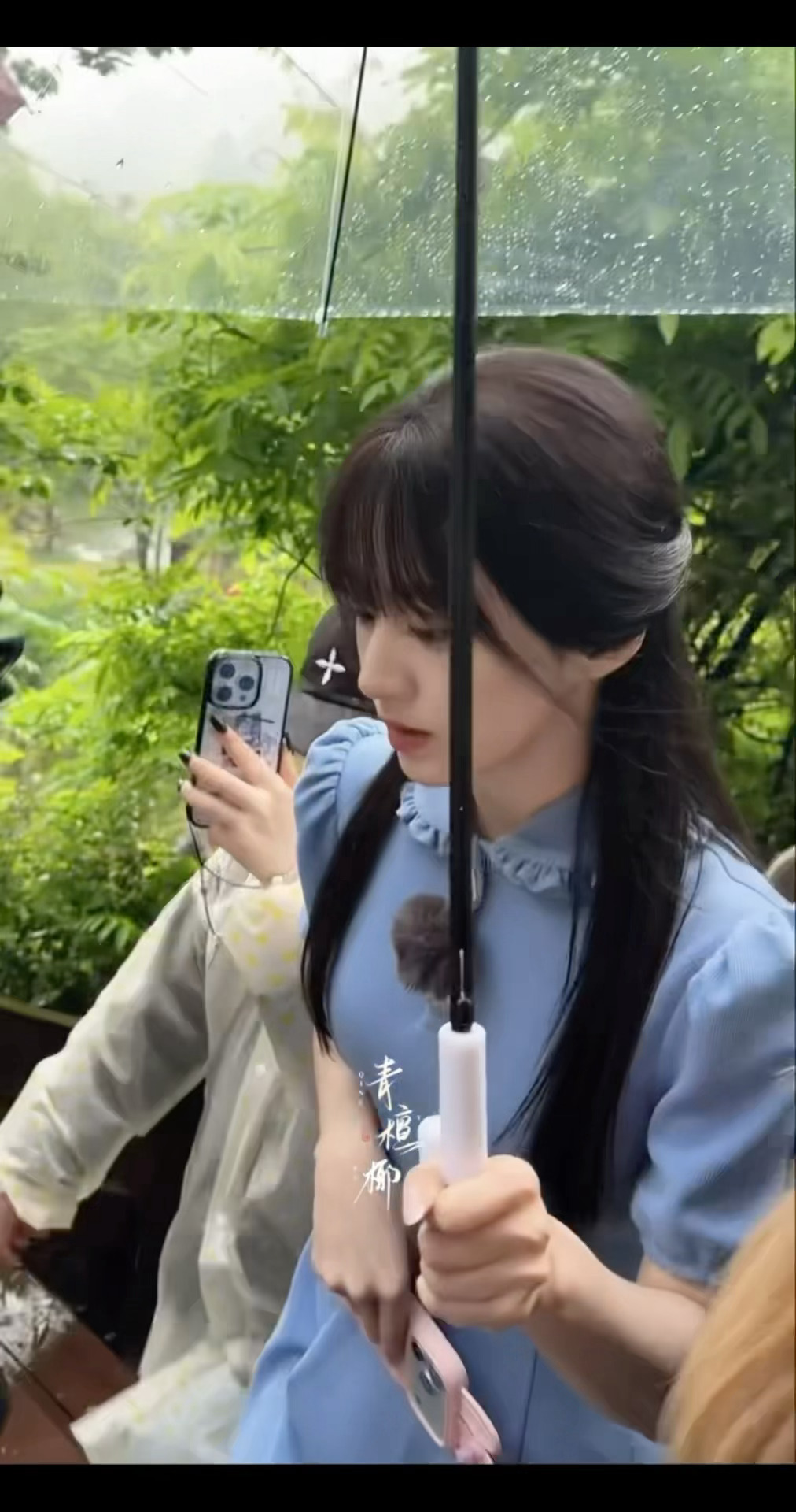 谁给包上恩递个民国爱情本啊，一股留洋大小姐的味道🥺🥺🥺绿林、下雨、撑伞、发