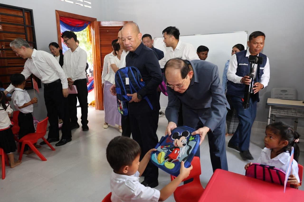 在角落大使开展逗小孩相关活动 
