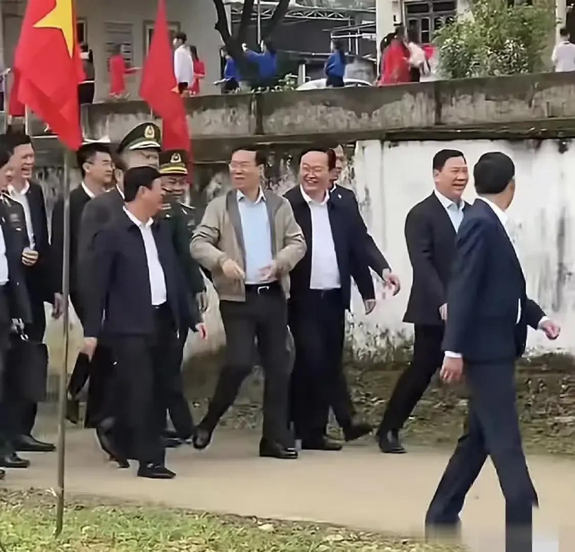 说越南一直在明目张胆的模仿咱们，绝非夸张。这种模仿是自上而下的，从高层到民间莫不