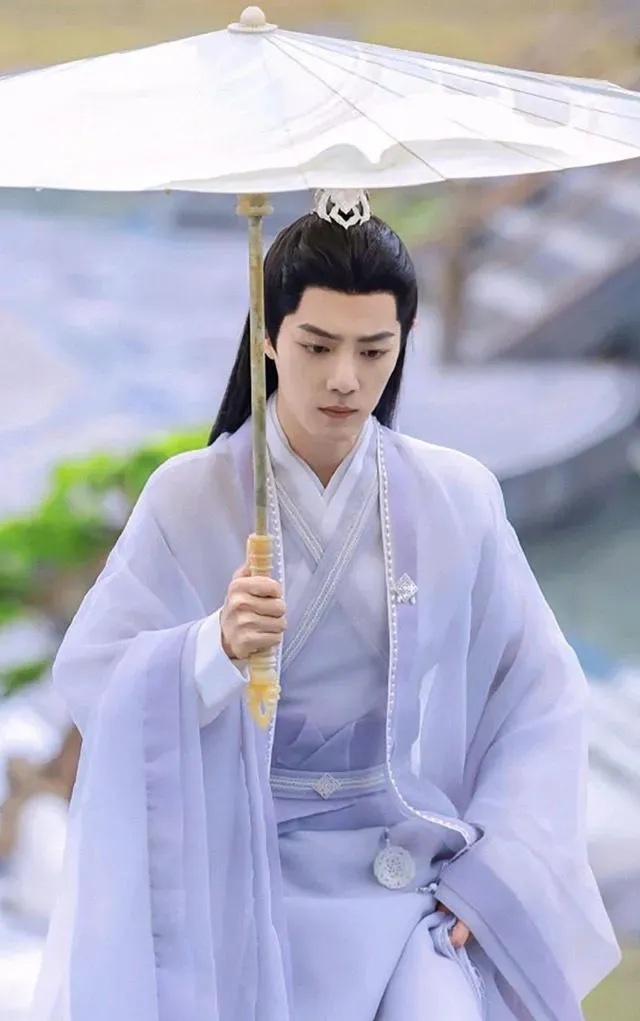 盘点近年来印象深刻的古装美男1、肖战/时影：虽然《玉骨瑶》受女主影响，但时影还是