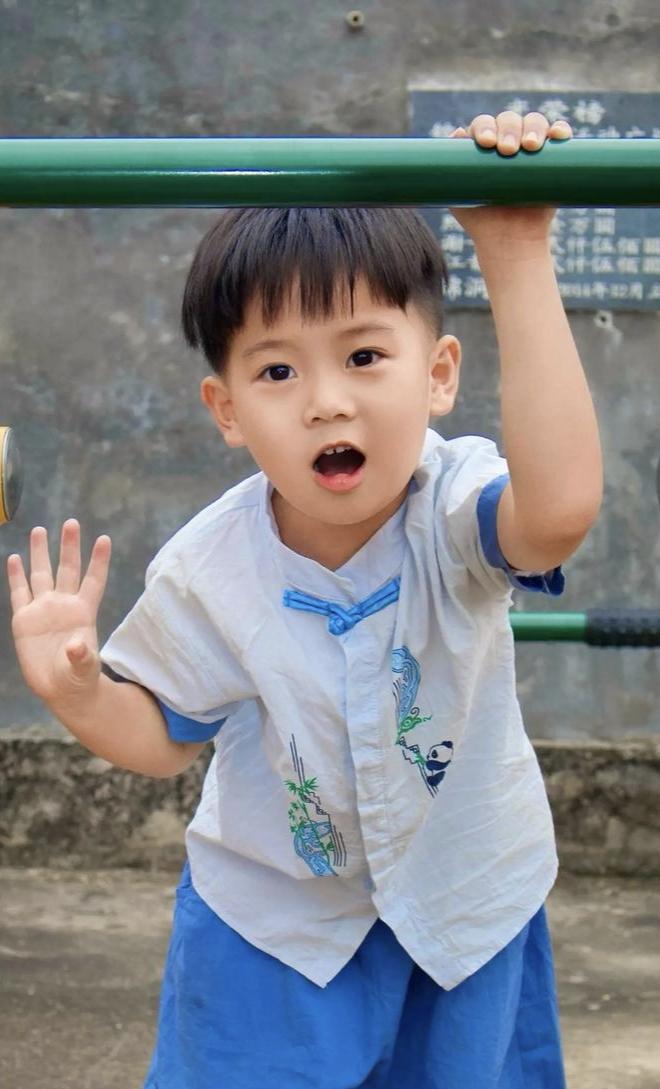 儿子把成绩一直是班级第一名
突然连续考了两次都是第二名
爸爸：你这学习最近退不了