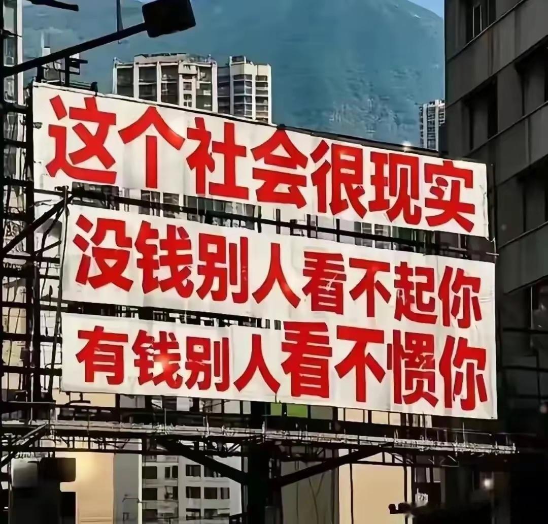 别对他人的痛苦寄予厚望。人本质上是利己的，即便再亲近的人，也很难真正共情你的伤疤