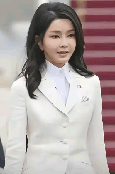 真是不知好歹，应该选择不上诉，完全服从。金建希为尹锡悦的妻子，这时候遭到了严峻的