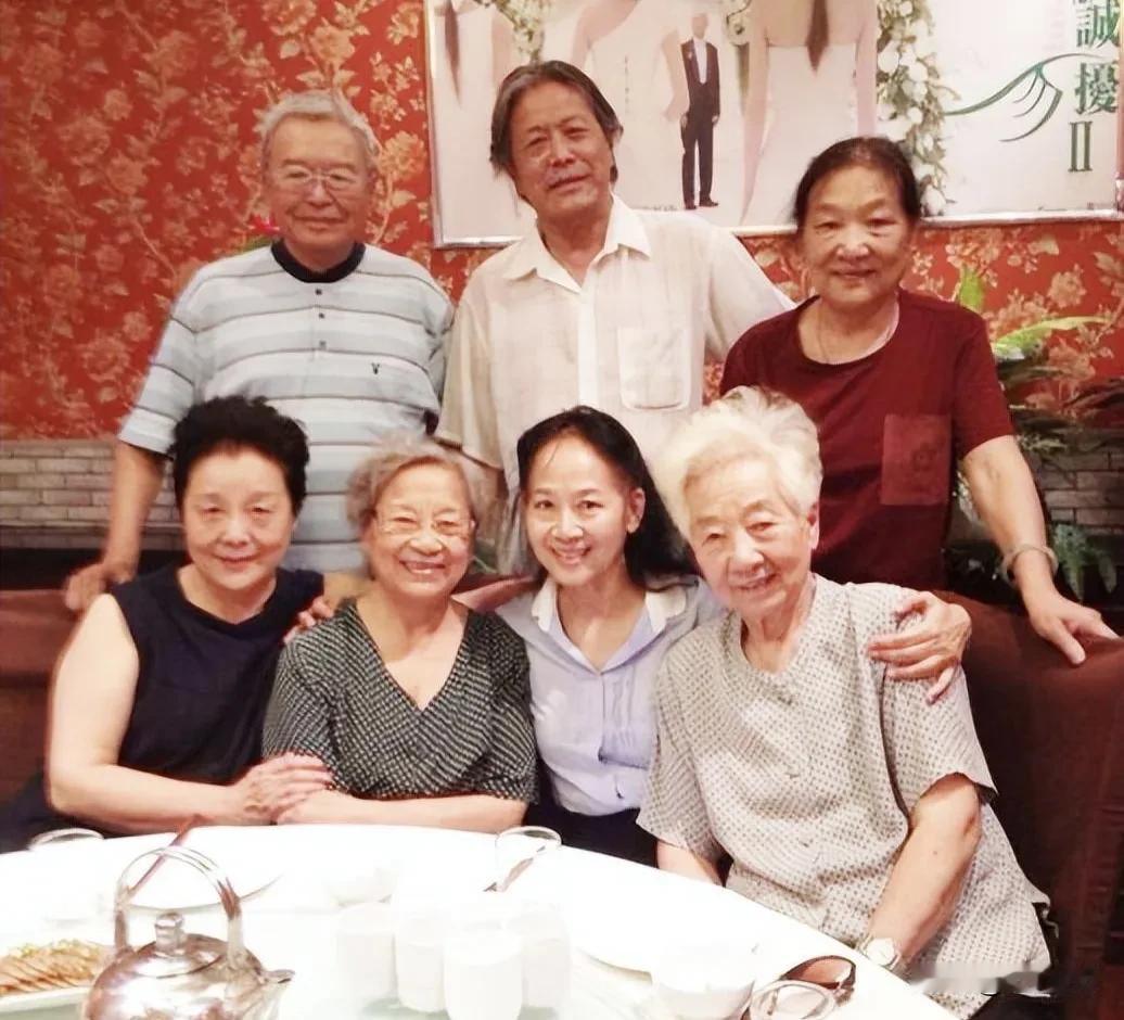 图一 卢桂兰和于蓝 李冉冉等合影
图二 拍《许茂和他的女儿们》时卢桂兰和张金玲合