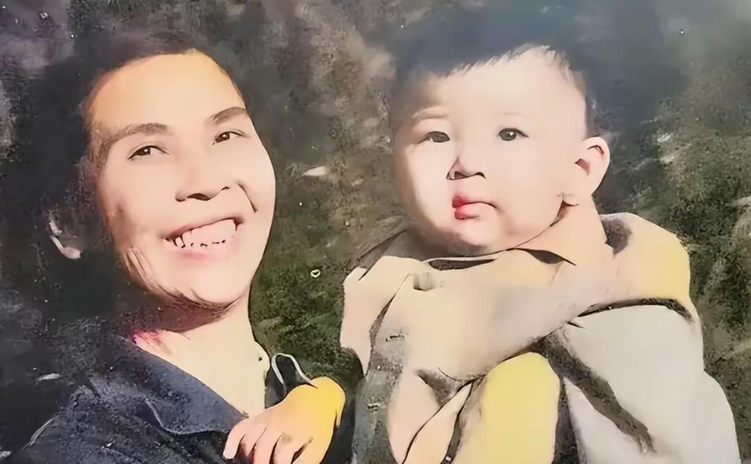 瞧瞧这照片，拍的可是贺子珍和外孙孔继宁的真实容貌。在那个没有滤镜的年代，一切呈现