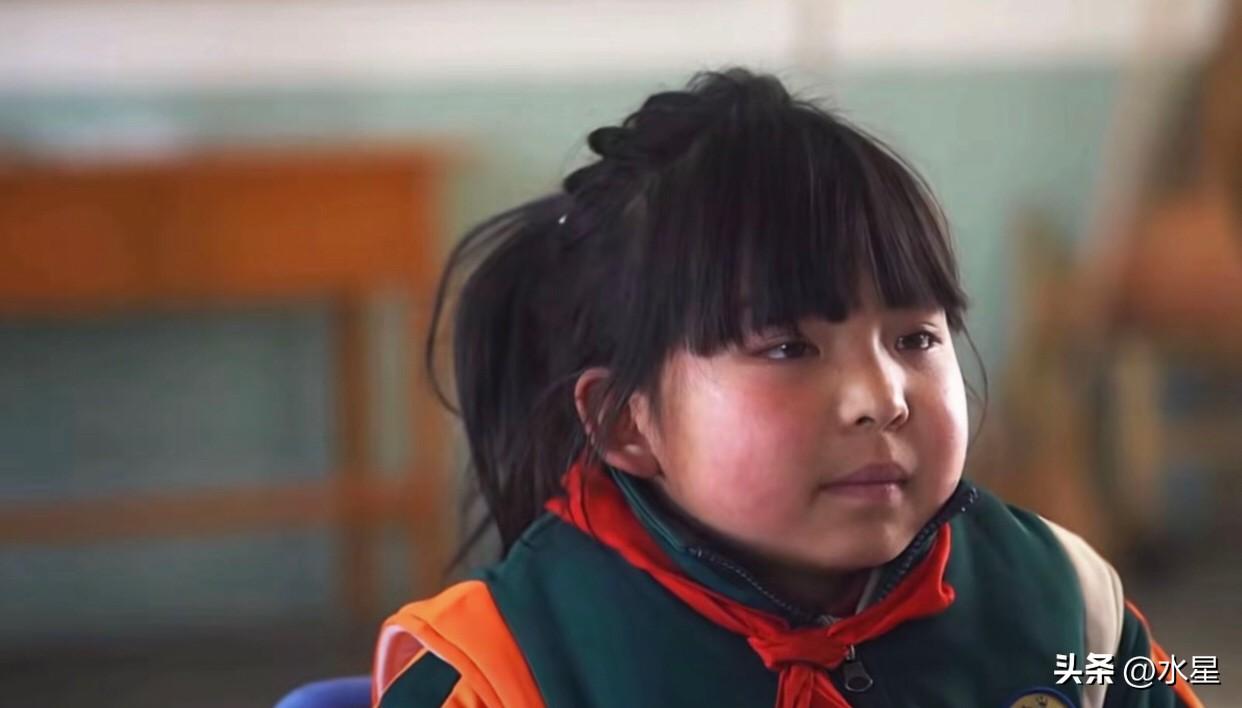 刚才看了段采访
哭的停不下来
她小小年纪
眼睛里都是疲惫
当她没有任何情绪波动的