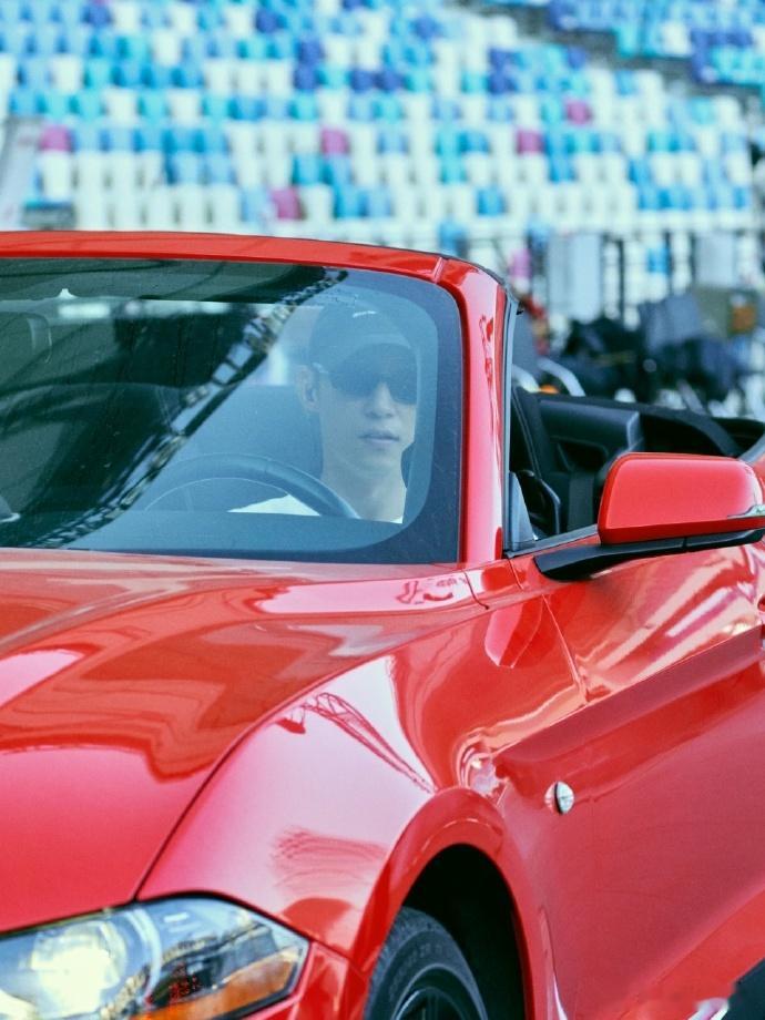 黄景瑜出来跨年和局里请假了吗红跑车开上舞台，玫瑰缠上麦架，黄景瑜跨界营业，帅到我