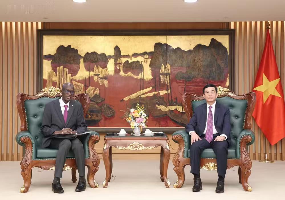 潘文江会见毛里塔尼亚政府部长时，有点心不在焉。

7月16日，潘文江在越南政府总