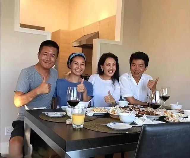 这张照片是剧照还是生活照？照片上的4人我只认识牛莉和高曙光，牛莉与高曙光出共出演