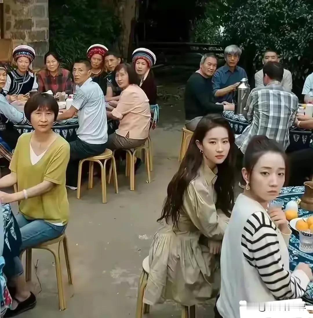 太震惊了，神仙姐姐刘亦菲居然独自现身农村宴席？！网友夺命三连问：

一问：
这农