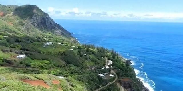 二百多年前，9个英国叛兵逃上太平洋的一个孤岛，杀光了土著男人、霸占所有女人，两百