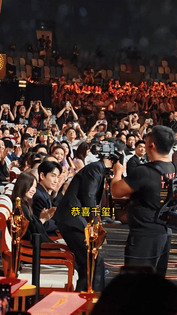 大鹏挺敢说，在一群科班导演和科班演员面前强调自己不是科班出身，没学过导演，却成了