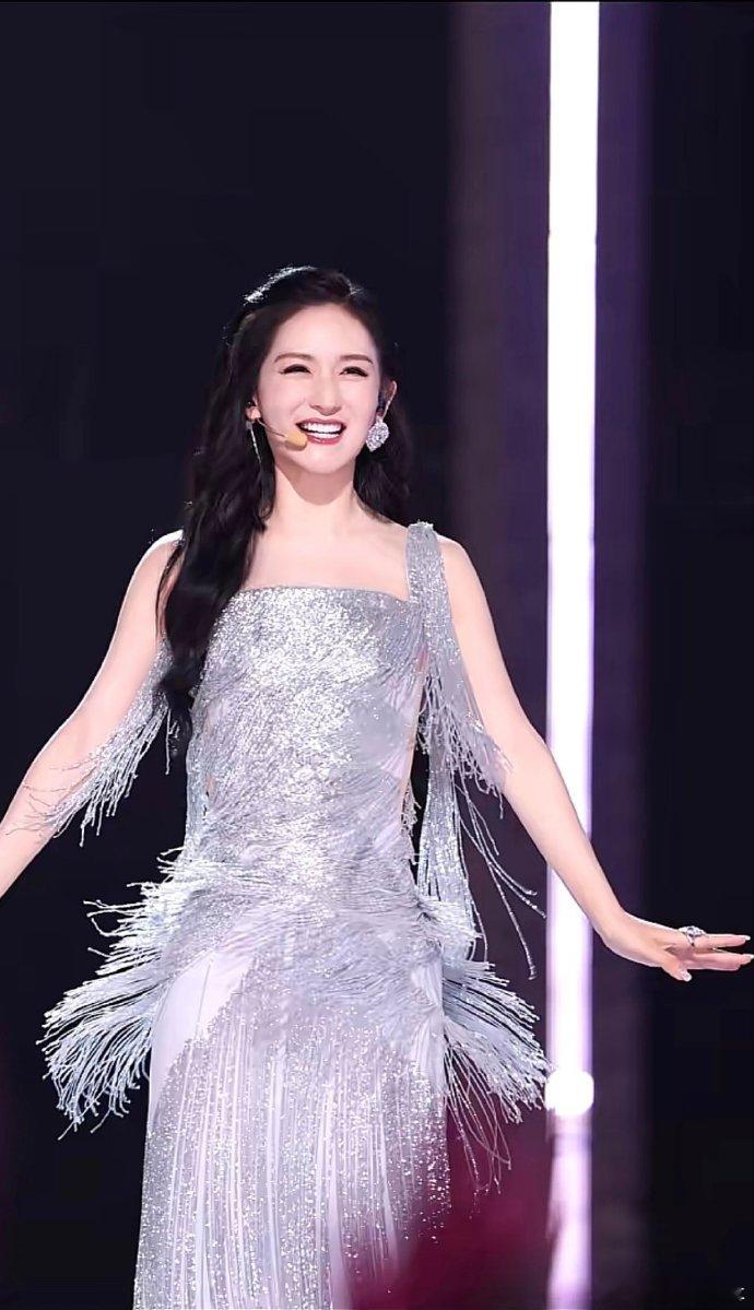 谢娜把娜就聊姐姐写成了一首歌 谢谢姐姐们的真诚和温暖！这首歌把生活里大大小小的烦