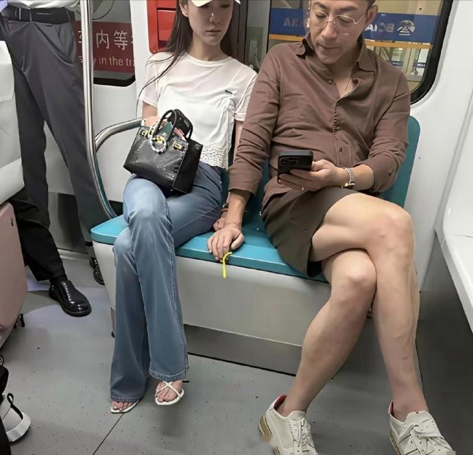 身价几个亿的大明星，居然也坐这么廉价的地铁？不太理解汪小菲马筱梅的做法。 