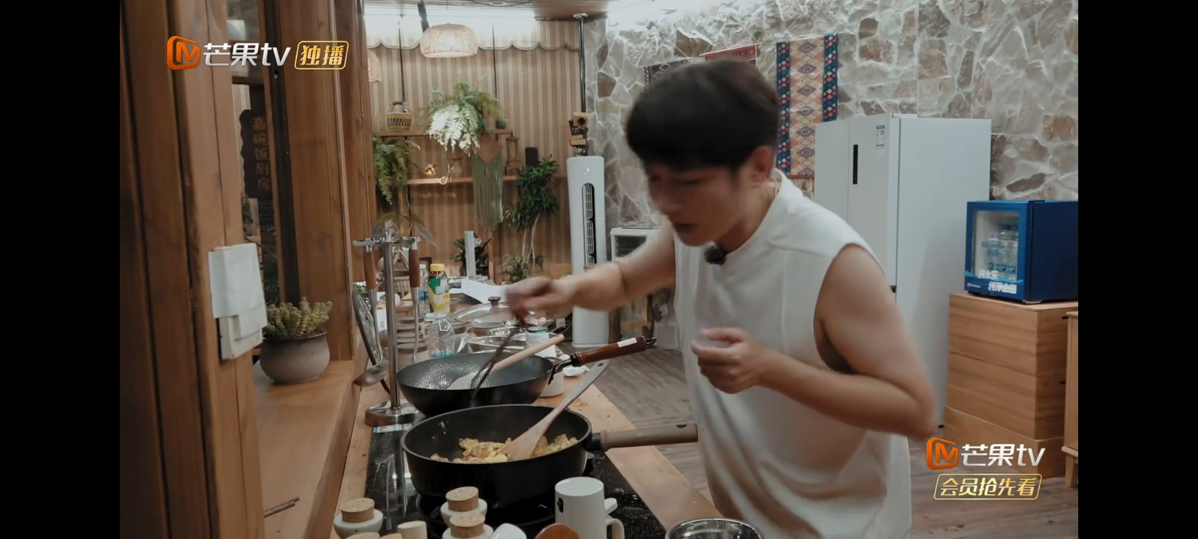 维嘉做足了做饭的功课静下心下厨的维嘉氛围感拉满，按部就班处理食材，烟火气十足，简