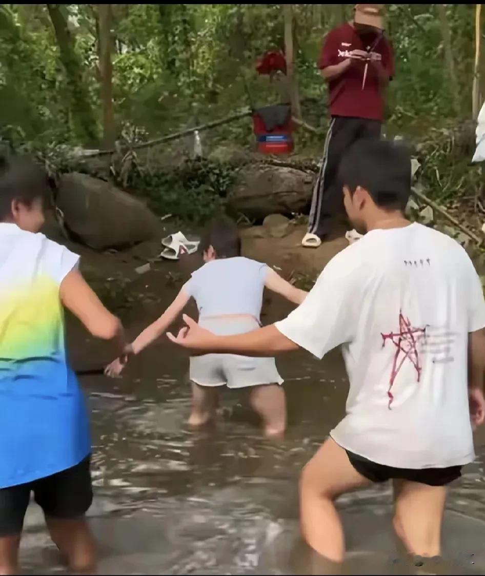 终于知道全红婵为什么成为跳水冠军了吧？从小喜欢玩水！这一点也不惊奇，湛江是海滨城