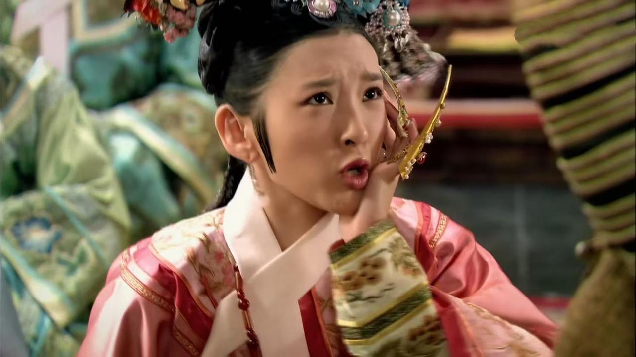 不作不死，她就是自作自受，自不量力。

《甄嬛传》里，祺嫔刚进宫时，还故意跟甄嬛