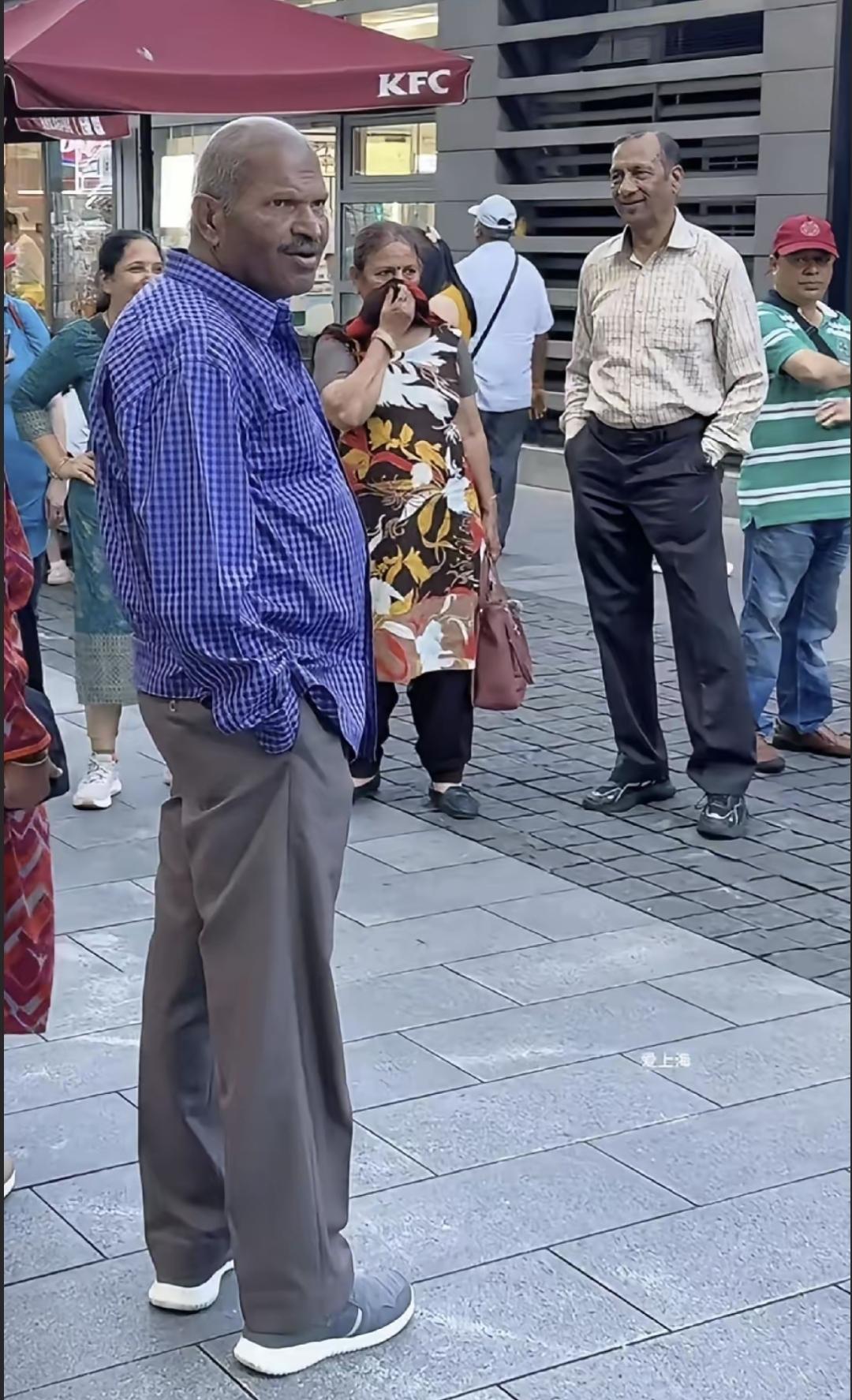 最近网上有人说印度人来咱们国家是不是来享受福利的？大家都挺担心。有人觉得本国发展