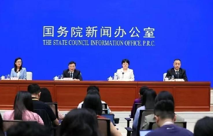 你发现没有？工信部最近点名表扬了比亚迪的电池和技术。一块电池，凭什么和高铁火箭并