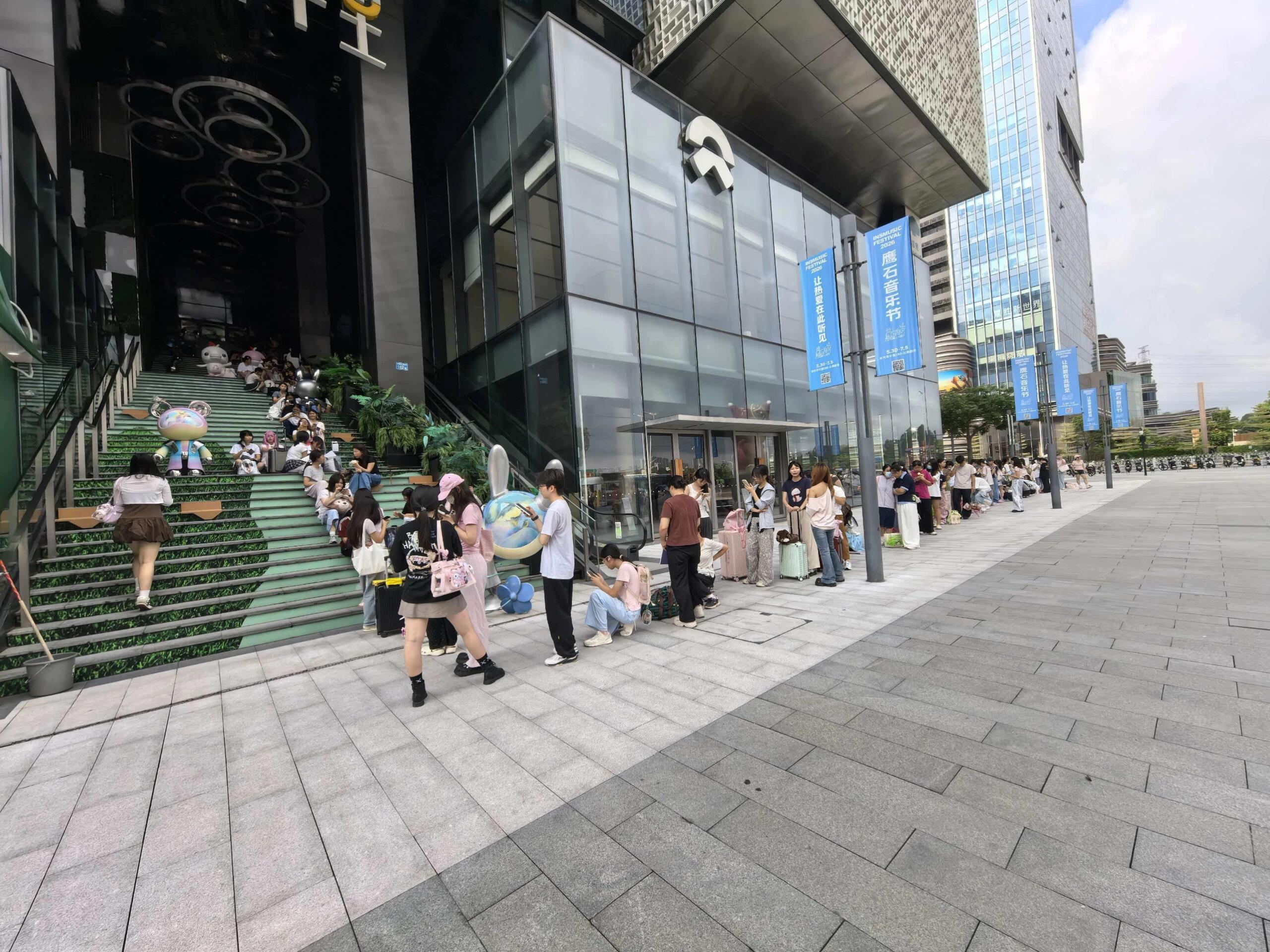 杨博文快闪人气来感受下杨博文快闪的现场人气杭州、广州的快闪一大早已经看到排起长队