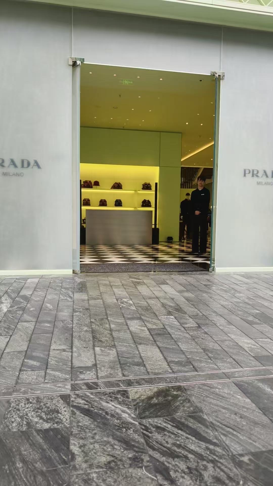 侯明昊[超话]  武汉Prada活动，我们侯明昊今天又要帅翻众人了侯明昊  | 