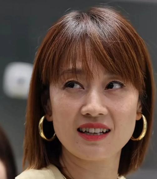 大家发现没，马伊琍这张毫无修饰的素颜照在网上掀起了不小的波澜。作为1976年出生