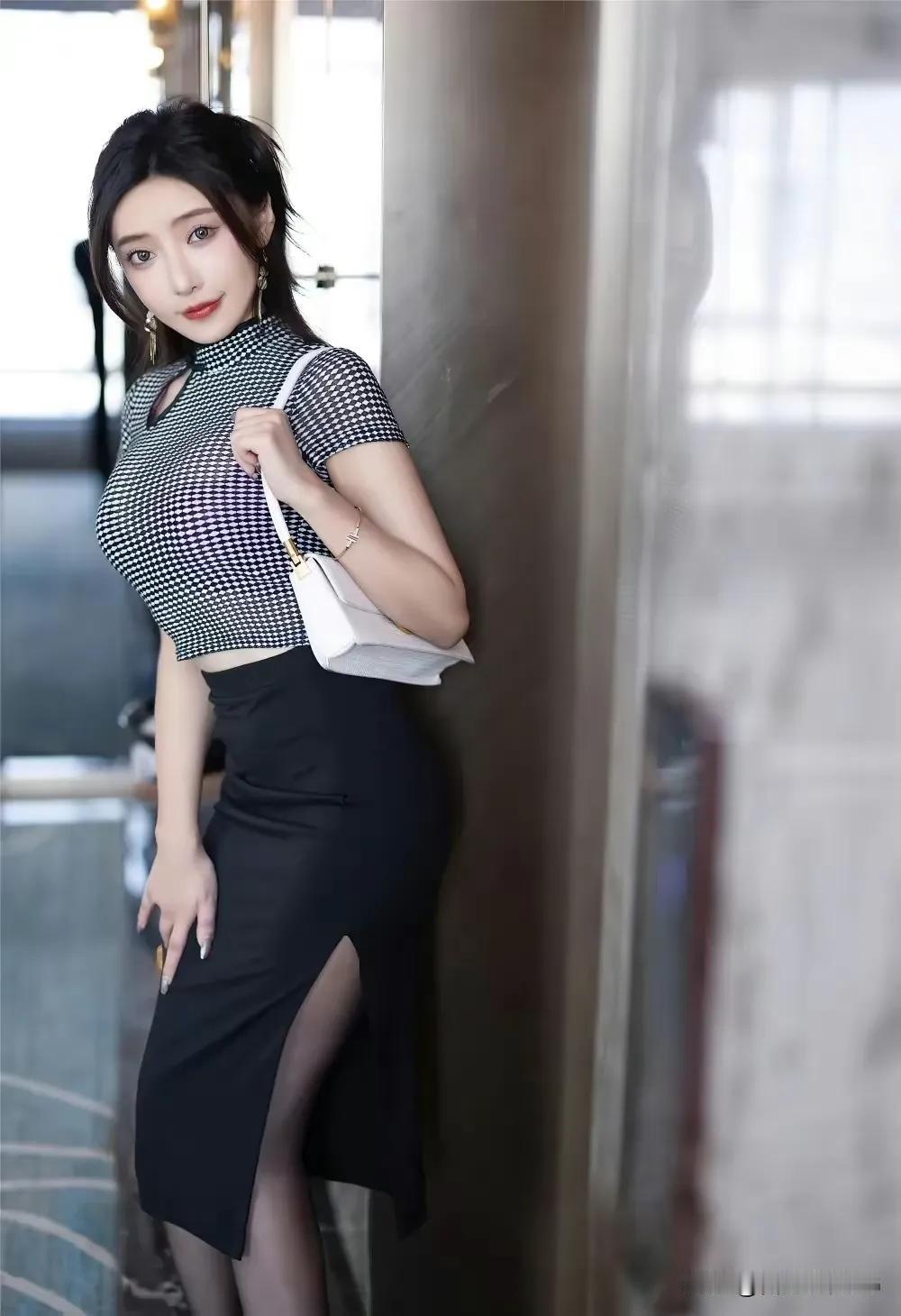 瑶瑶美女，灰色上衣，黑色短裙，黑丝袜美腿吸睛