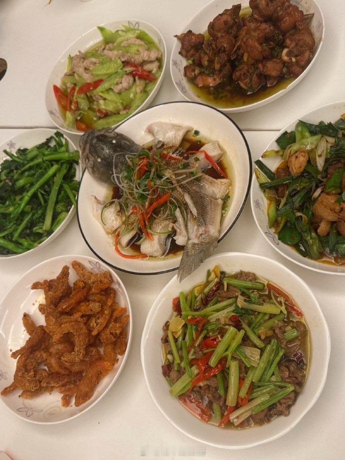 好丰盛的餐食~路路酱可以自带小板凳蹭饭的2026pel 和平精英职业联赛