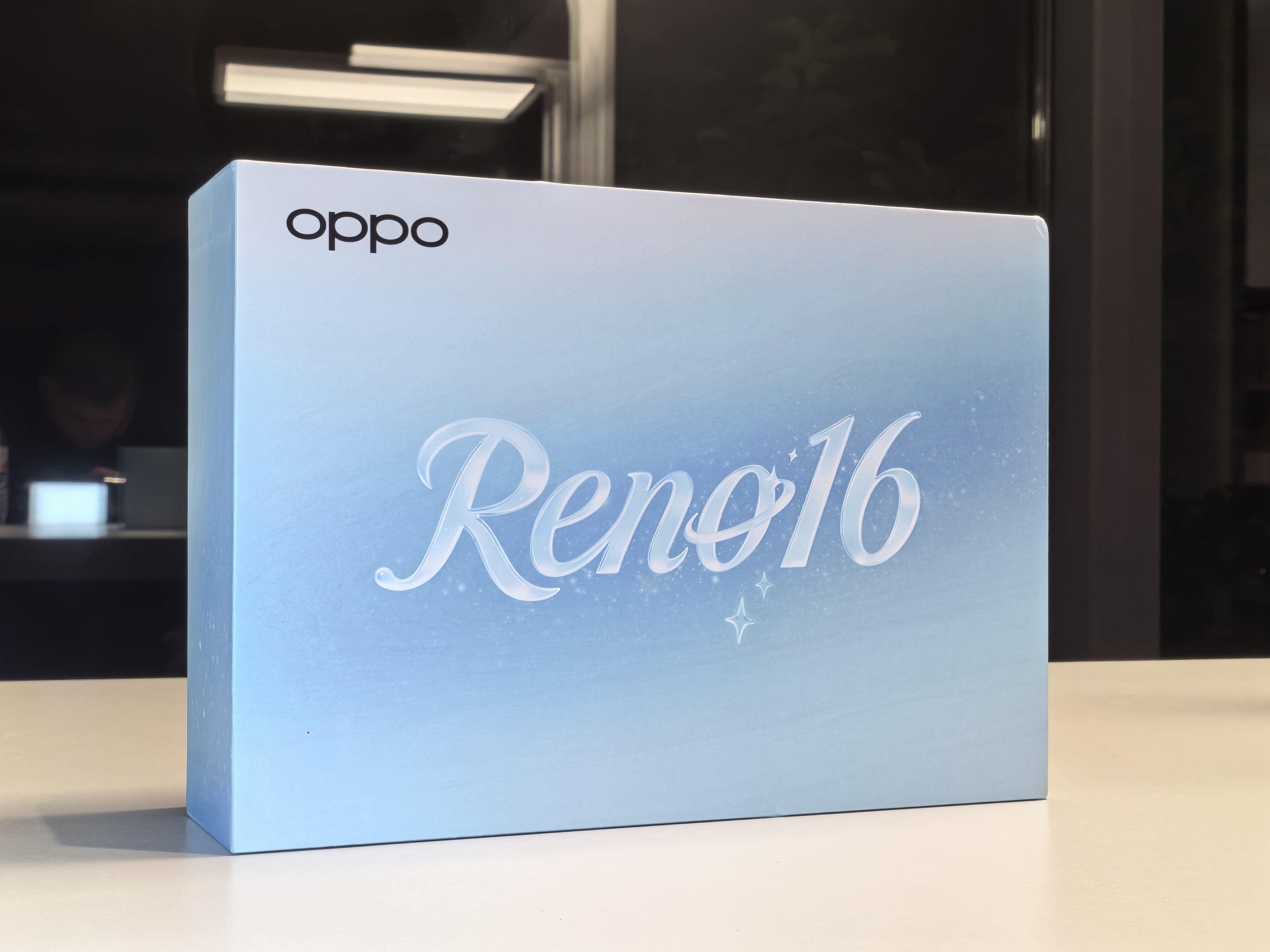 收到OPPO Reno16系列新品发布会邀请函礼盒。礼盒内含邀请函卡片，还有创意