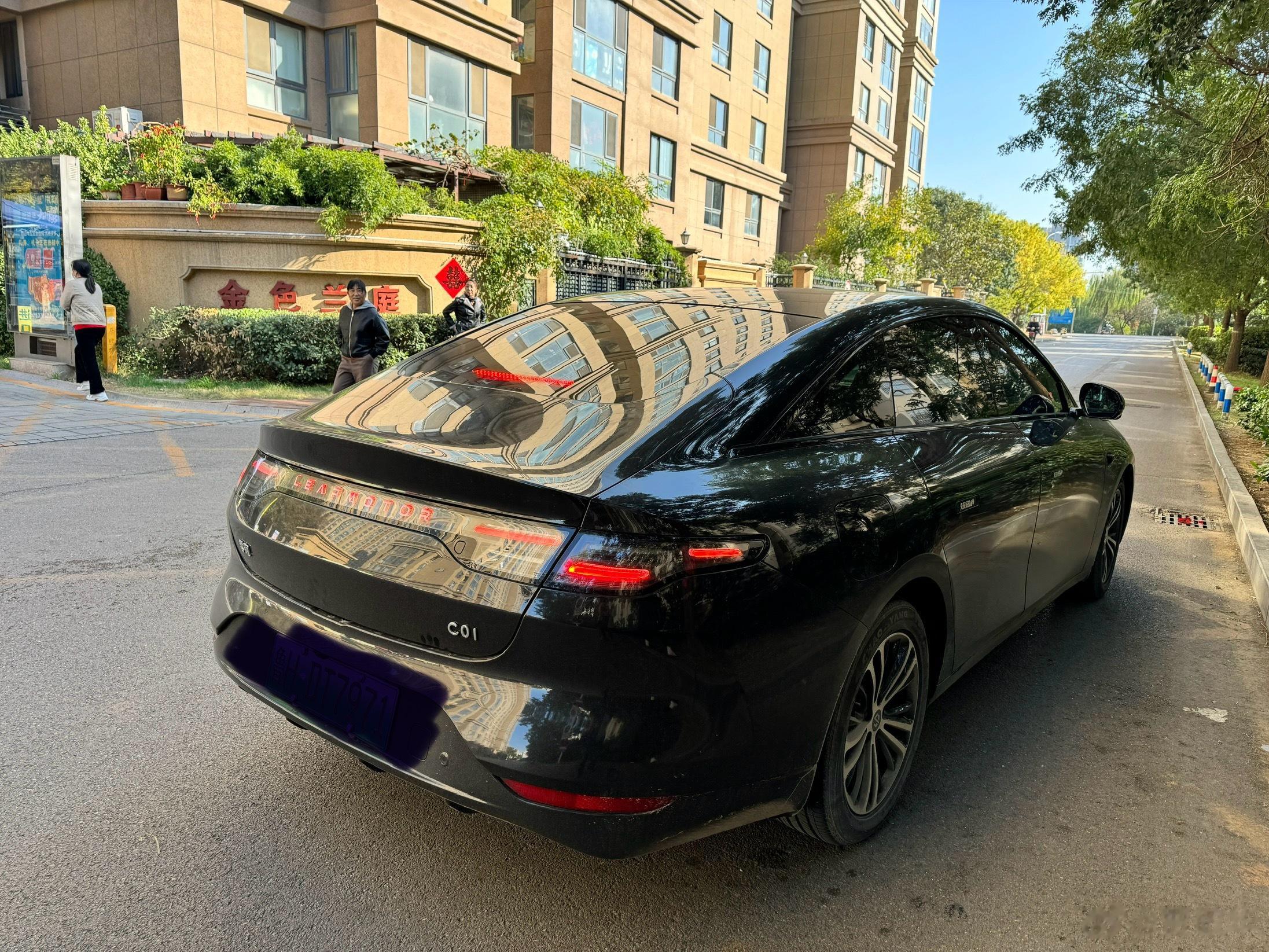 刚才偶遇一辆零跑的C01车，看车牌应该是纯电车型，外观挺漂亮的，车身长度5米，这
