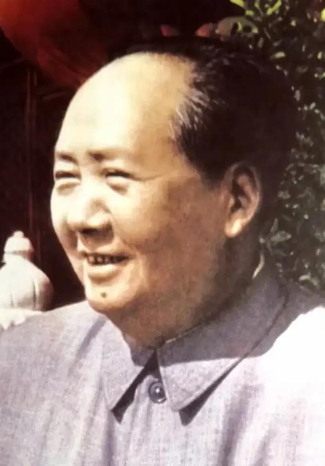 亲人的笑容满面如同热情的沙漠！
亲人的脸庞永远让人民群众怀念敬仰！