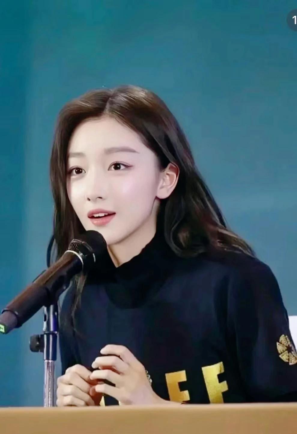 这下看出周冬雨的变化了吧！
有人说是微调，有人说是因为眼皮。
但对比以前照片的话