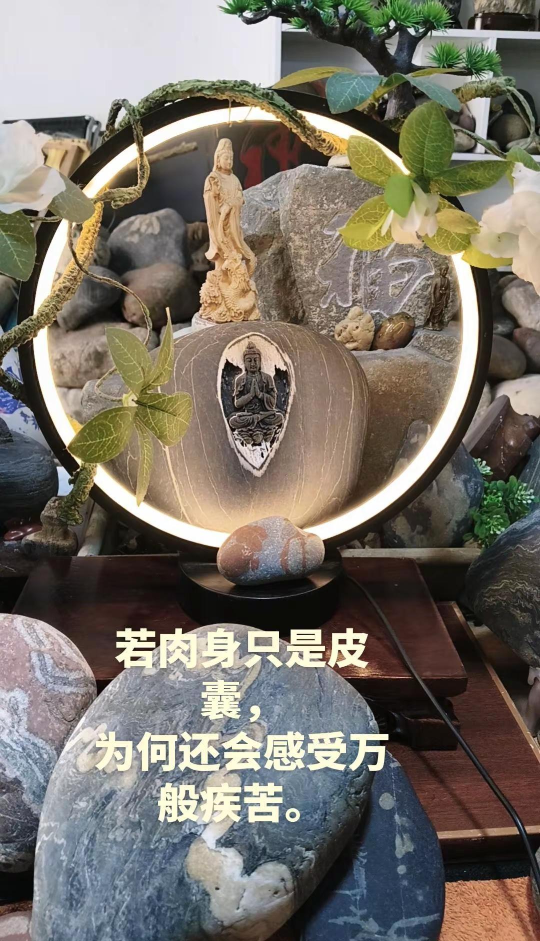 受苦的并非皮囊，而是执着于皮囊的‘心。皮囊是借来的舟，疾苦是渡海的风；若不觉痛，