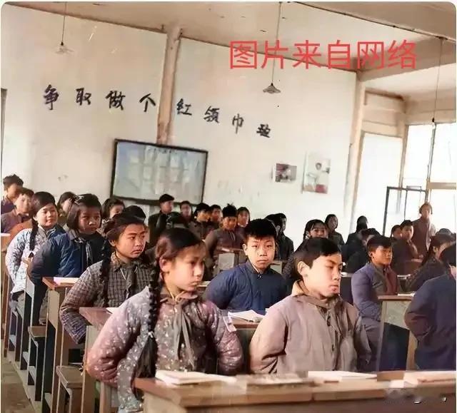 我翻看老爸写的书
我国贫穷时期
孩子们上学都不花钱
老师们都如同父母
那时教育就