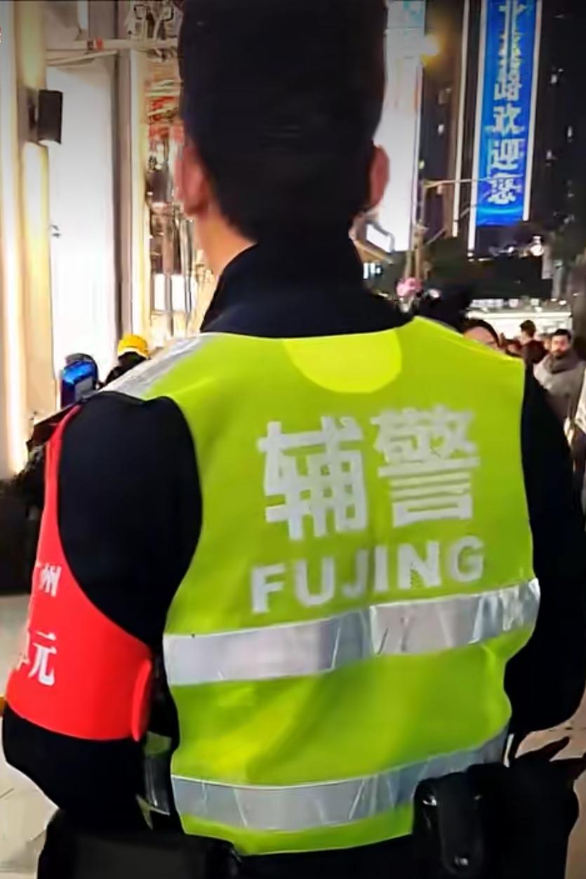 “职级并行”是国家为公务员体系设定的职务与职级并行、职级与待遇挂钩的管理制度，主