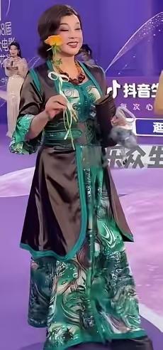 刘晓庆虽然年纪上去了，虽然不那么美丽，有时候脸还有点垮，可我就是觉得她特别有魅力