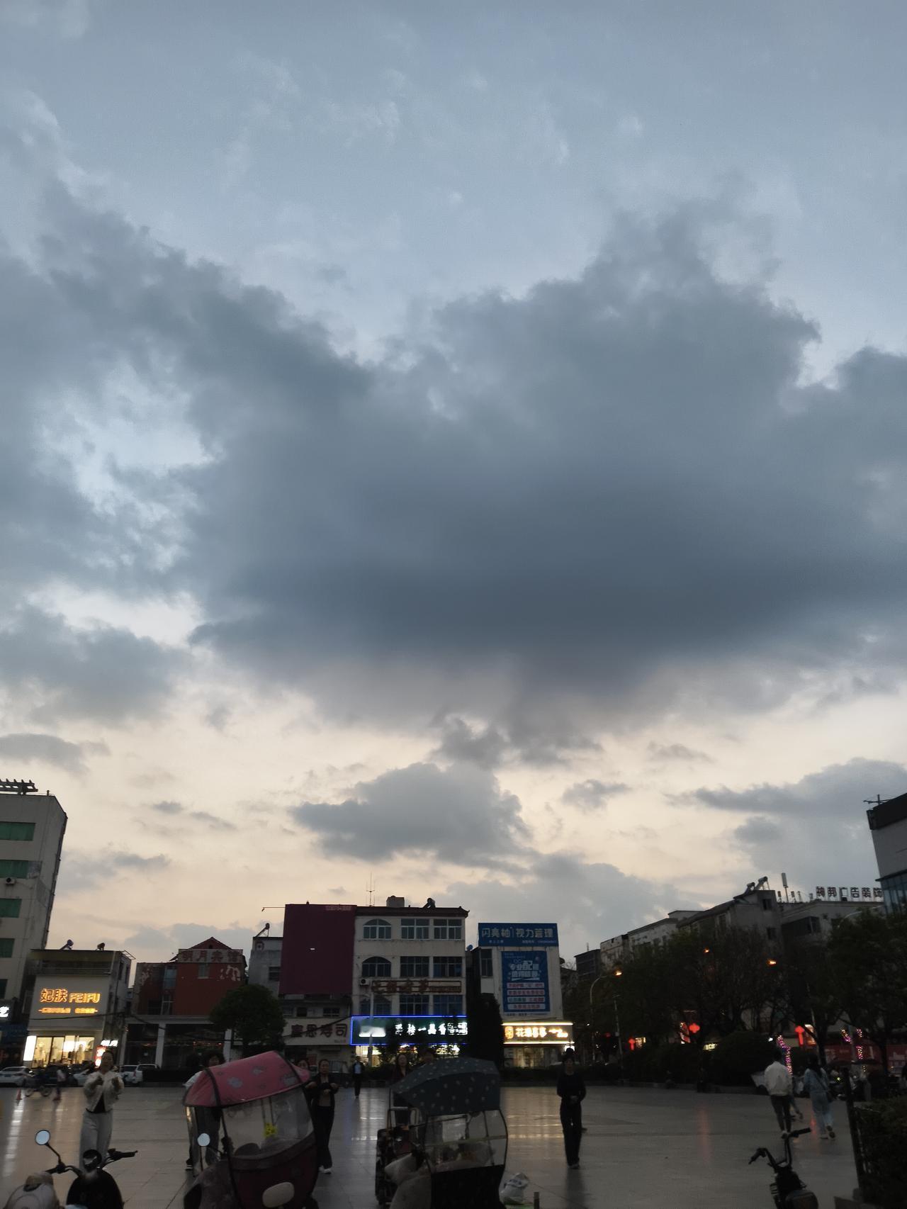 我认为应该管，孩子自己的独立人生刚刚开始，很多事情看不明，说不透，凭一腔热血往前