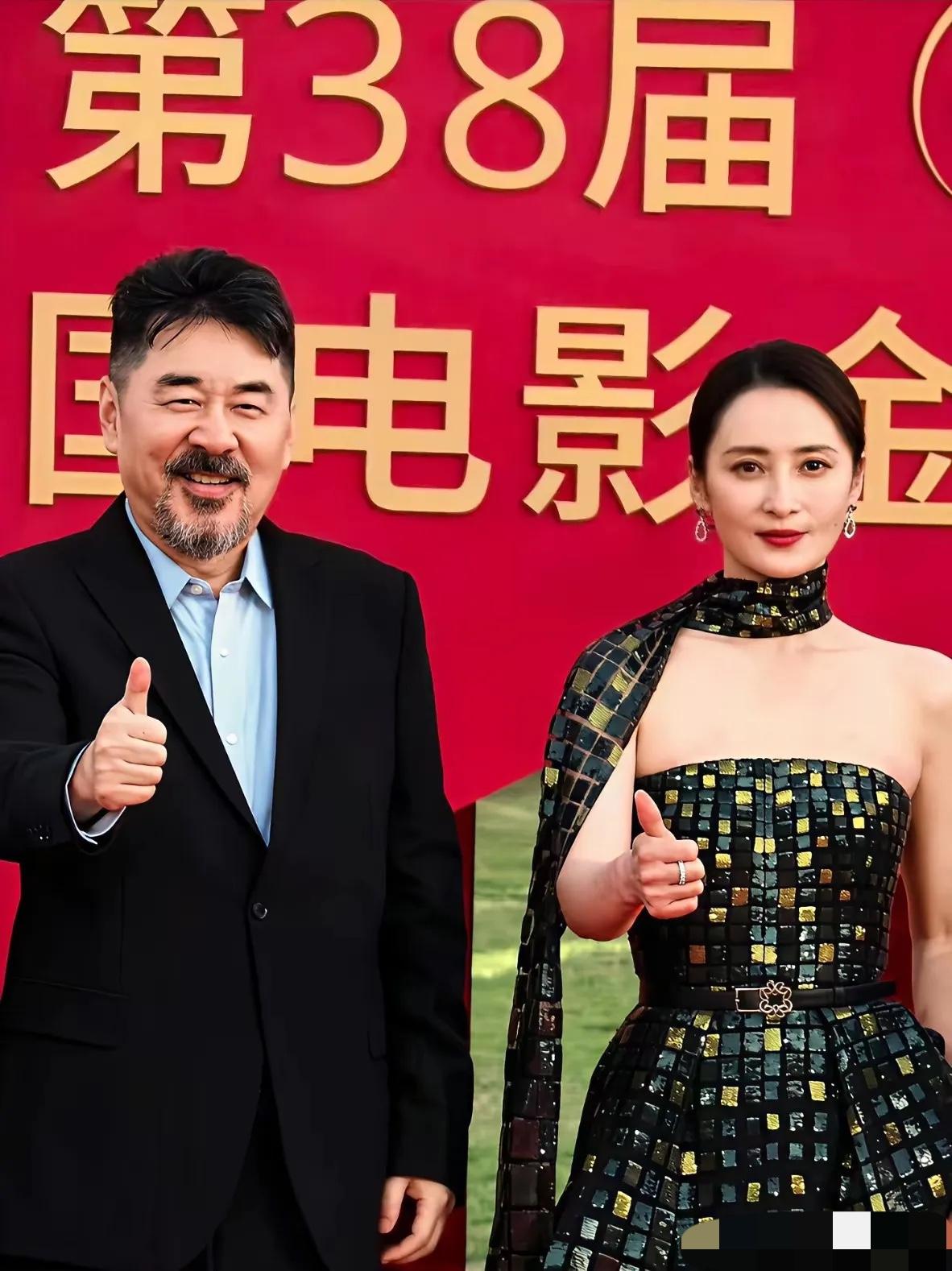 果然还是男人更了解男人，
我问我老公，为什么陈建斌要留个和张纪中一样的大胡子，又