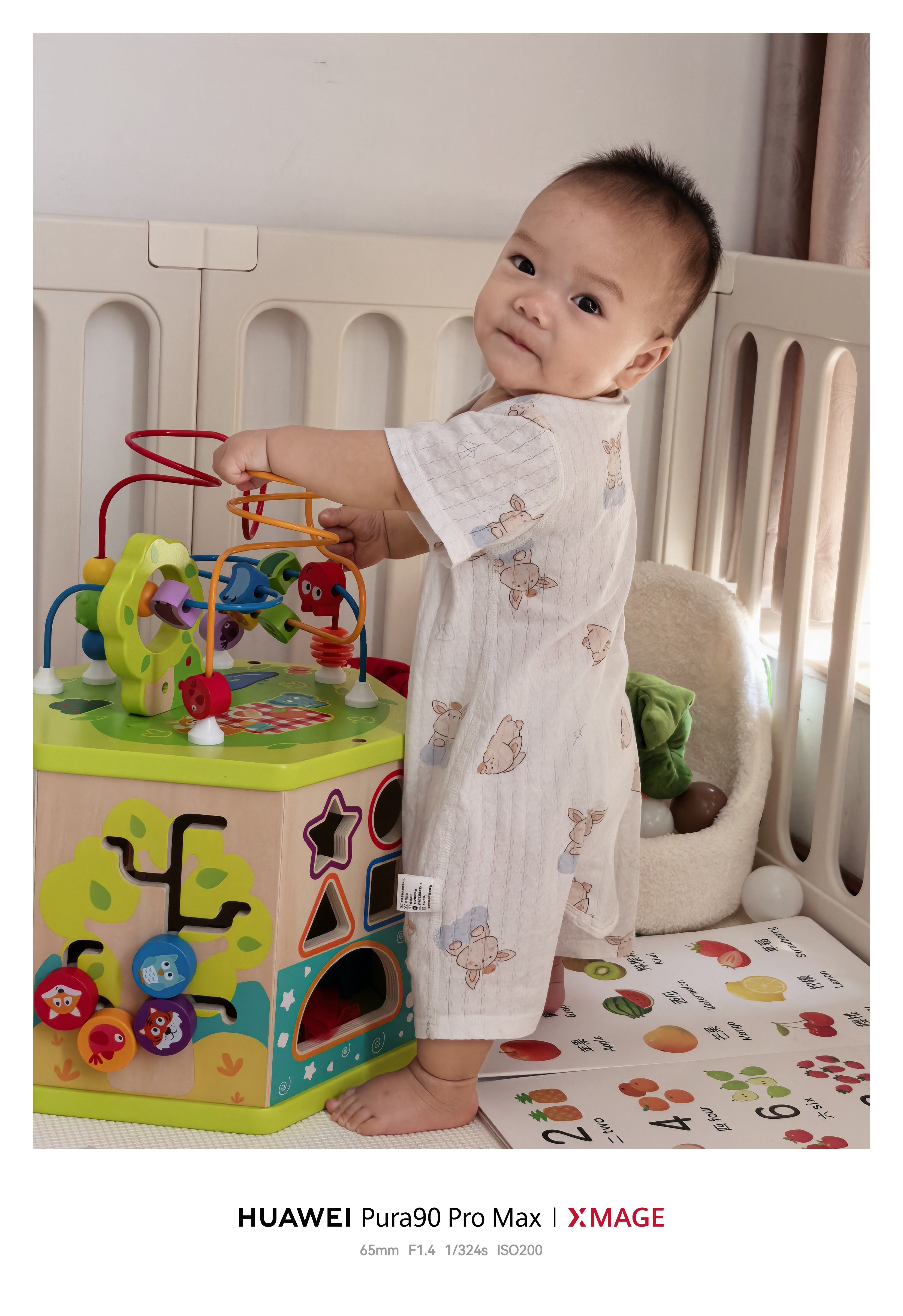 小孩子自己一个人在玩的时候一定不能打扰他，不然会破坏小孩子的专注力，玩具怎么玩小