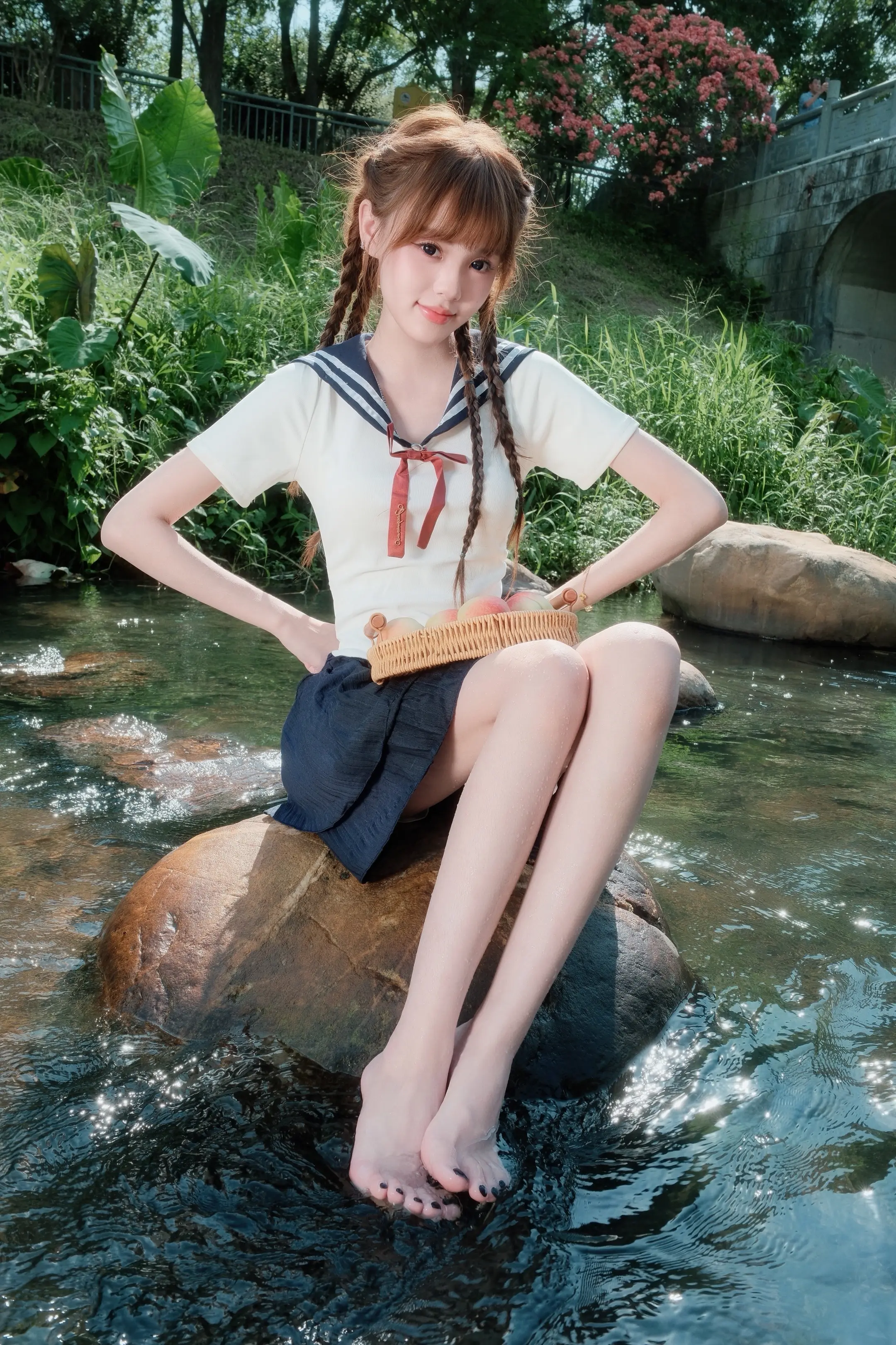 夏日溪流时光。溪水潺潺，绿意悠悠，赤脚踩在被阳光晒暖的石头上 水手服的...