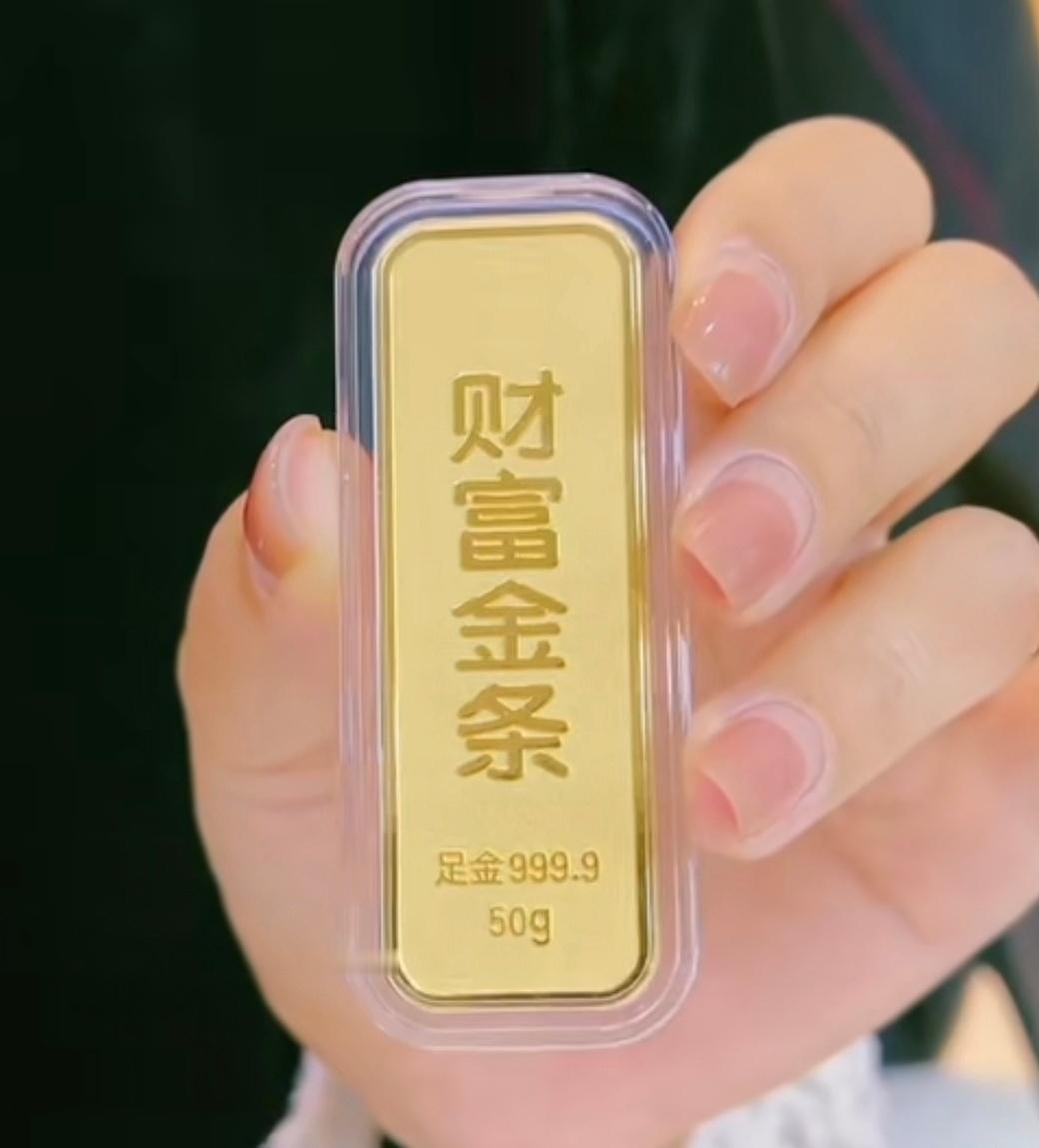 深圳水贝挤满了人大家可能都想蹭着这波黄金价格下跌及时入手，等再上涨时又能猛赚一波