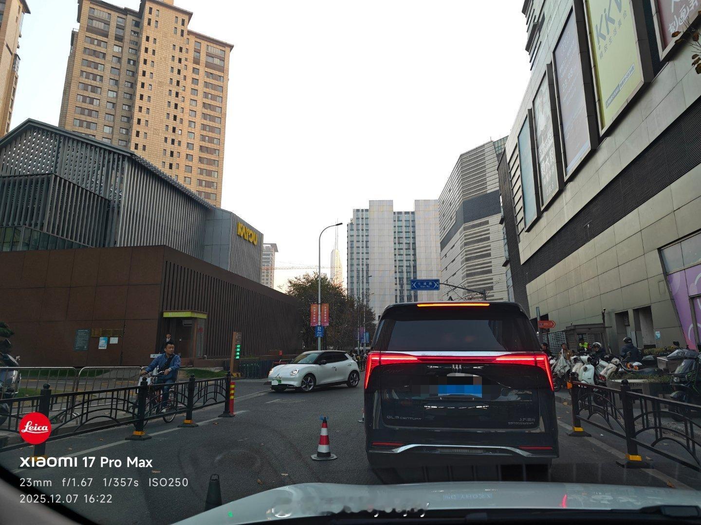 century车尾还是蛮霸气的，配上别克的新logo更加凸显了，父母辈似乎都挺喜