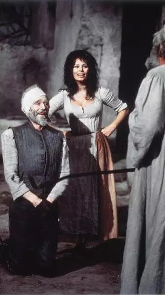 1972年，索菲娅·罗兰在拍摄《梦幻骑士》幕后照