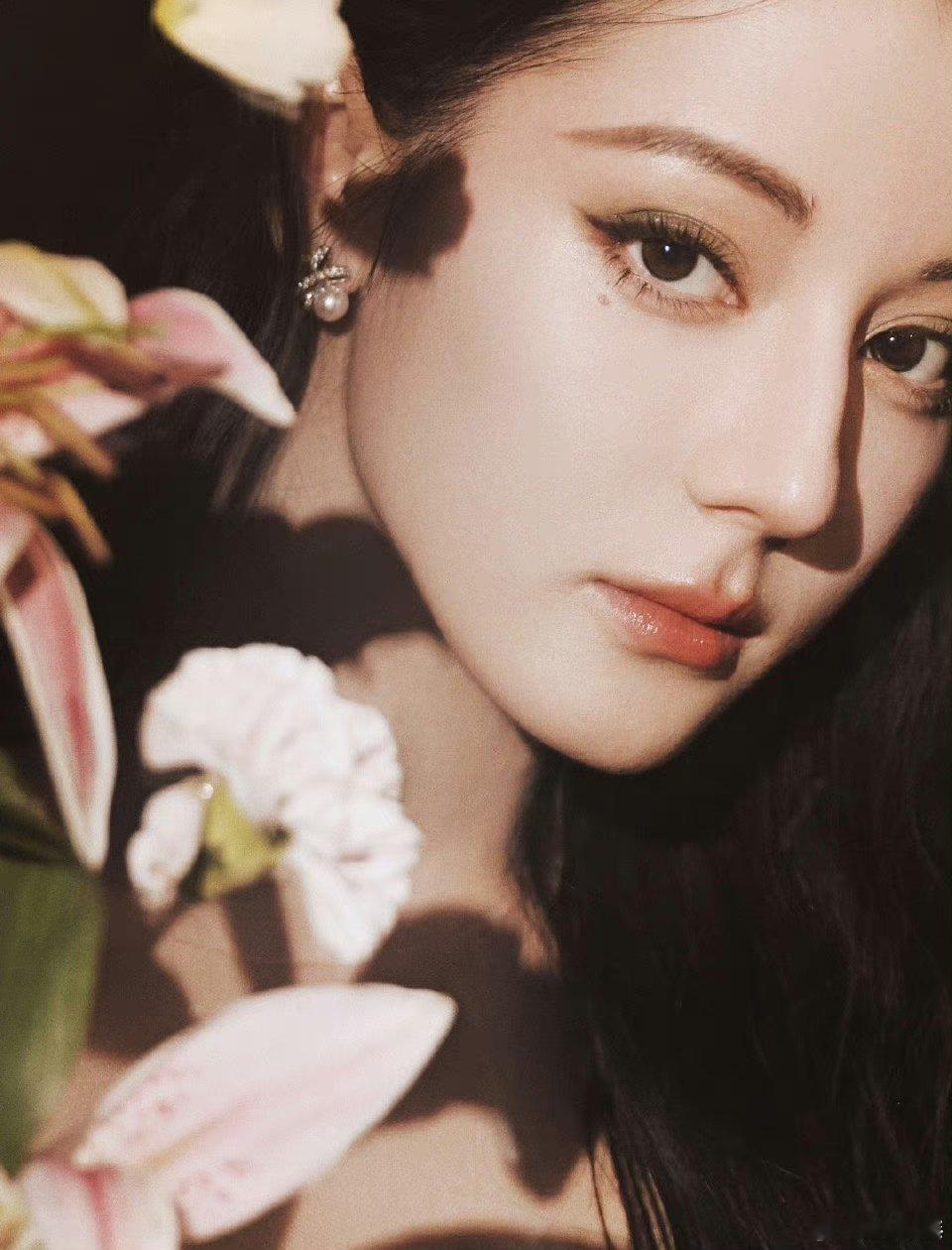 迪丽热巴离不开花吗 ​​​