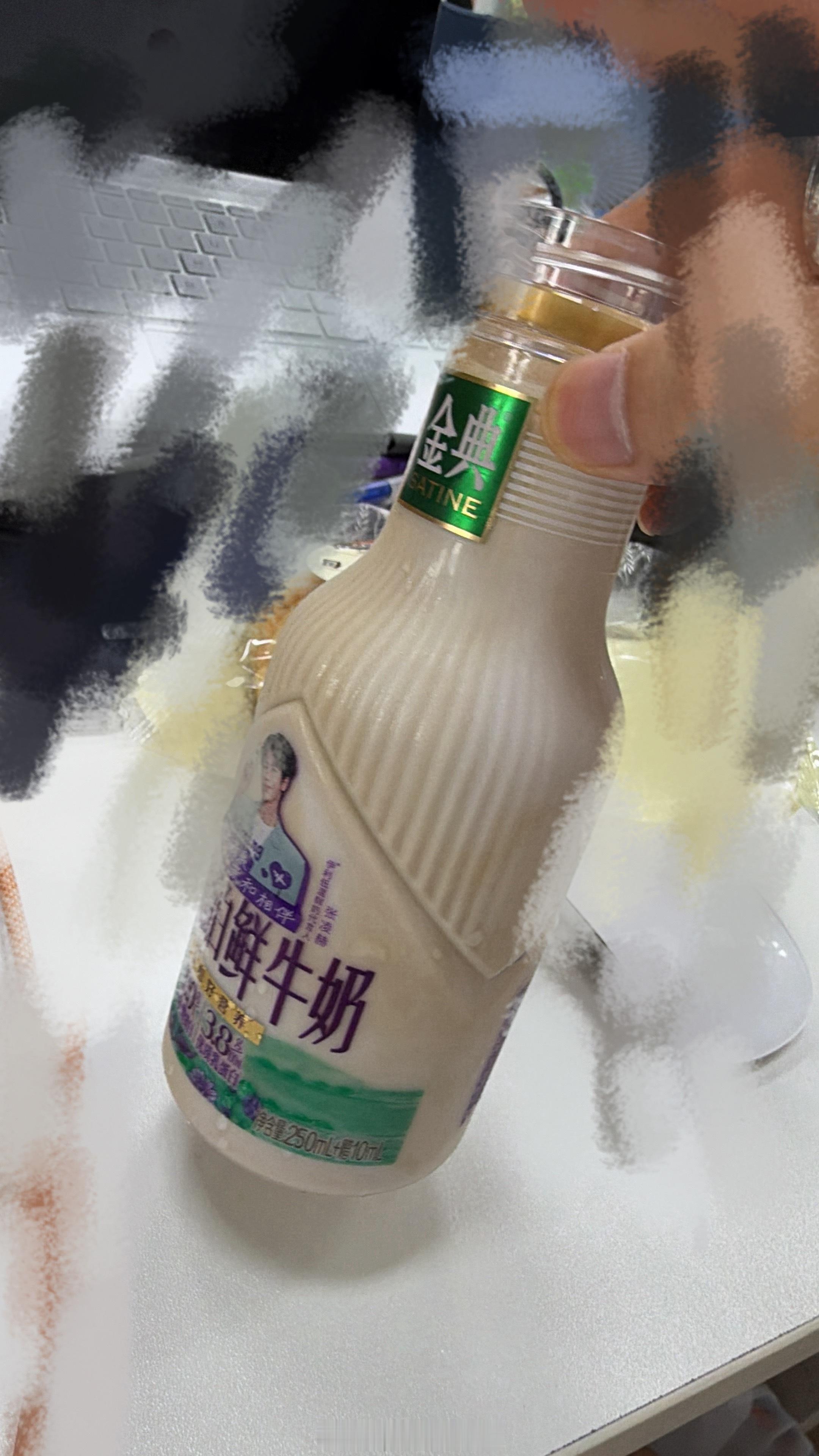 秋天第一杯奶茶爆单预警 自己做了一杯拿铁…金典+瑞幸美式浓缩咖啡液，还挺香的…你